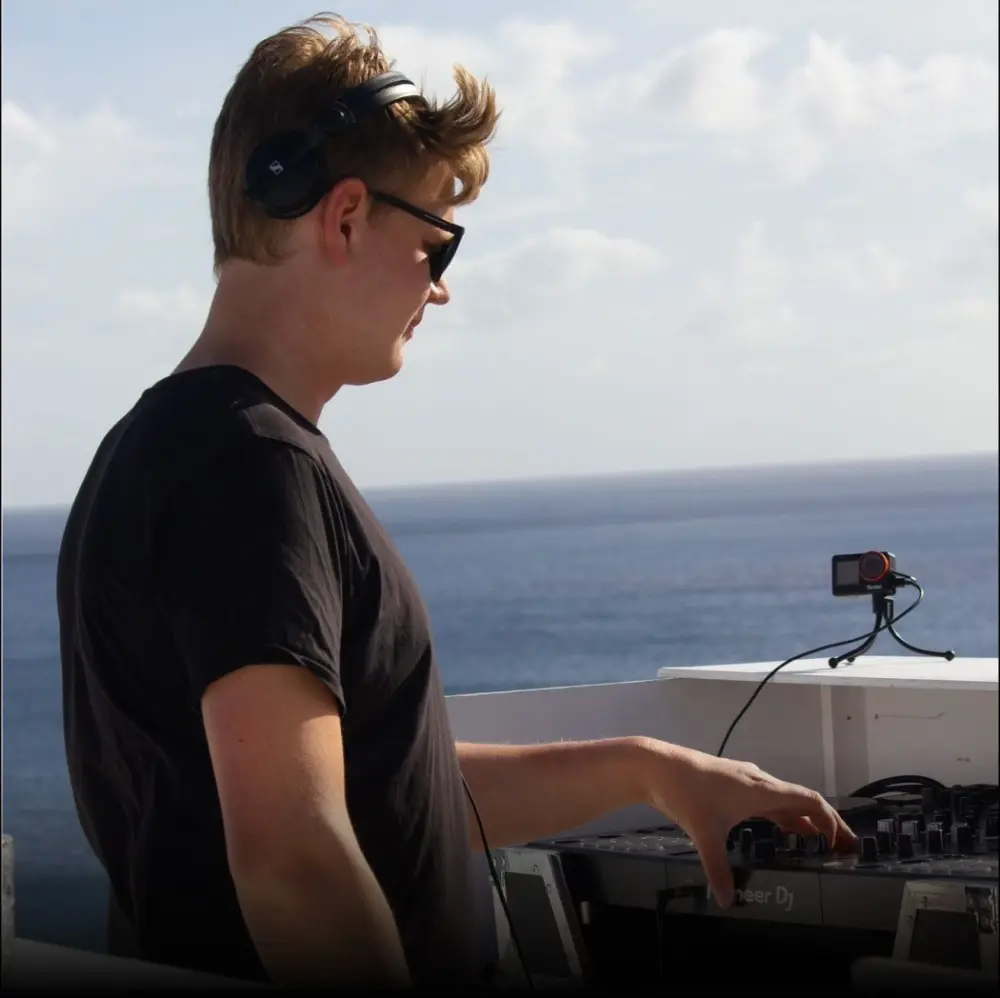 DJ-Pult mit Blick aufs Meer